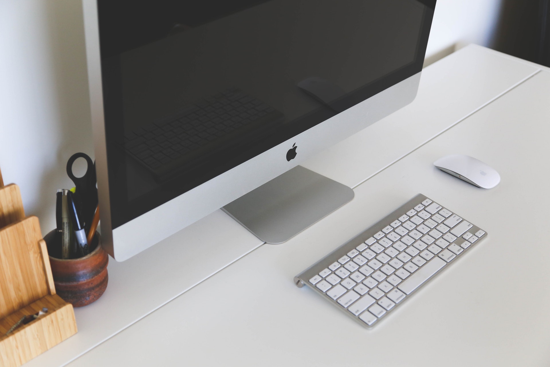 apple-desk-desktop-7056
